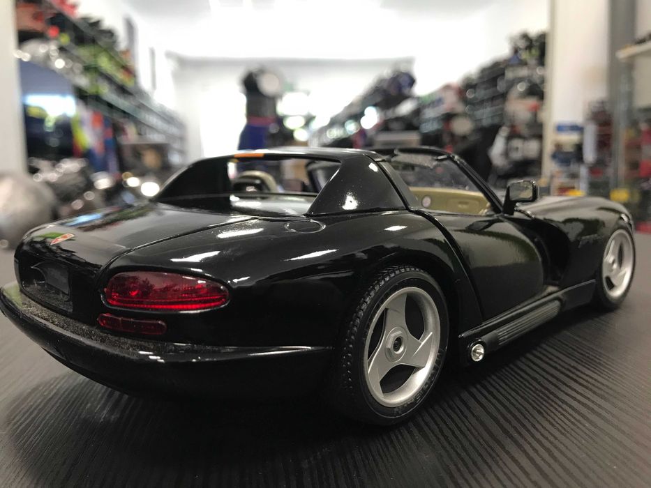 BBURAGO метална колекционерска количка DODGE VIPER SRT 1:18