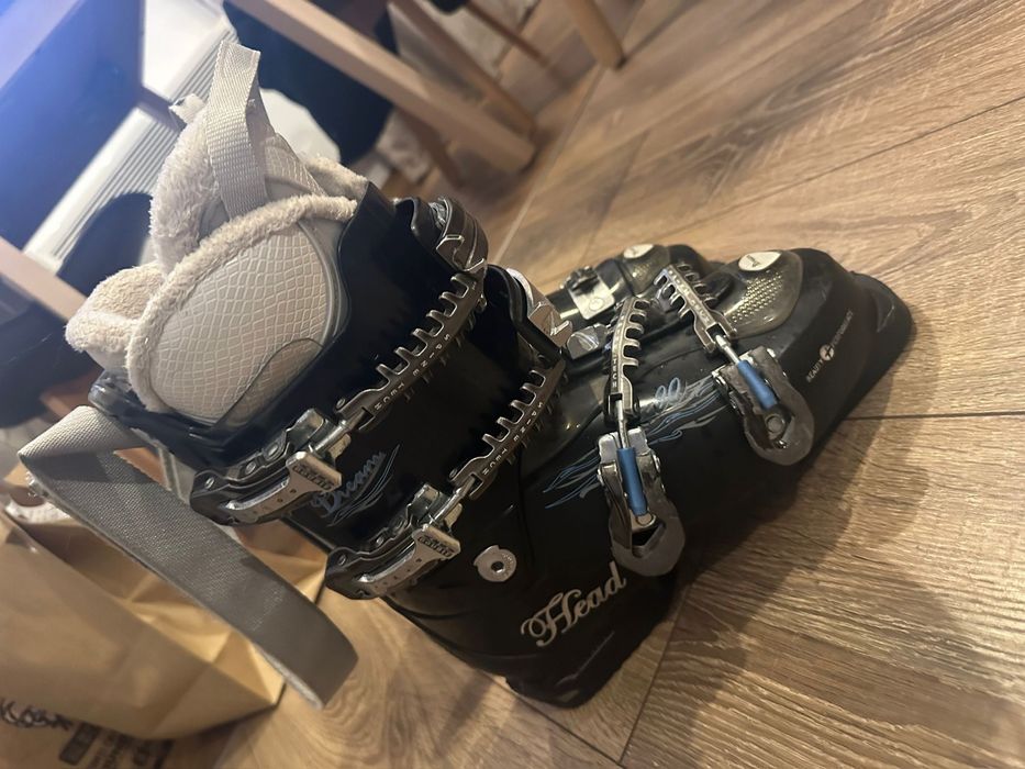 Vând schiuri bețe si clapari