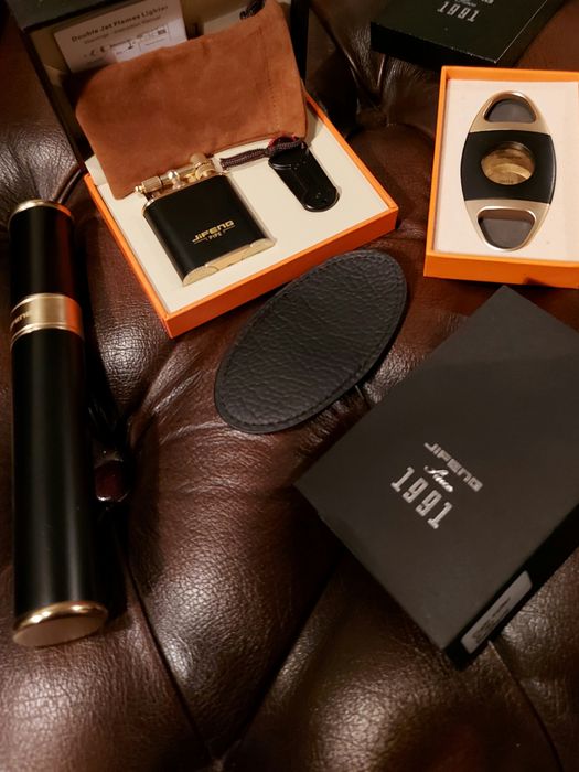 Комплект запалка,резачка и тубус за пура в червено или черен мат!