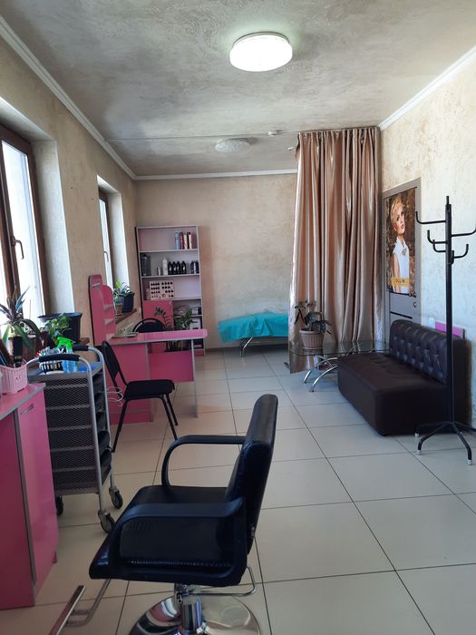 Сдам в аренду салон красоты, чистые, удобный,уютно , действующий салон