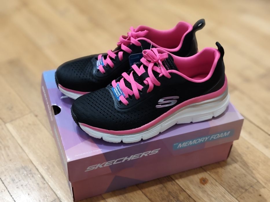 Чисто нови Skechers Make Moves черно и цикламени маратонки номер 37