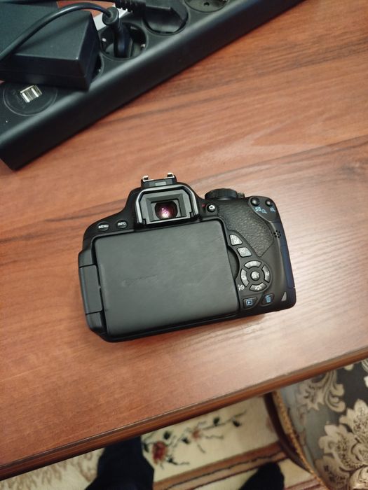 Продаю Canon 700D + объектив 50mm f/1.8

Отличный комплект для фото