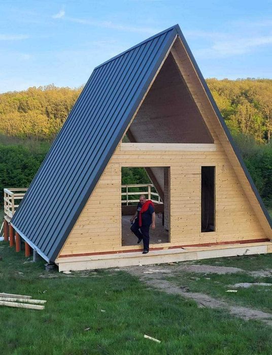 Cabana stil A-Frame, case, terase si foisoare din structura de lemn