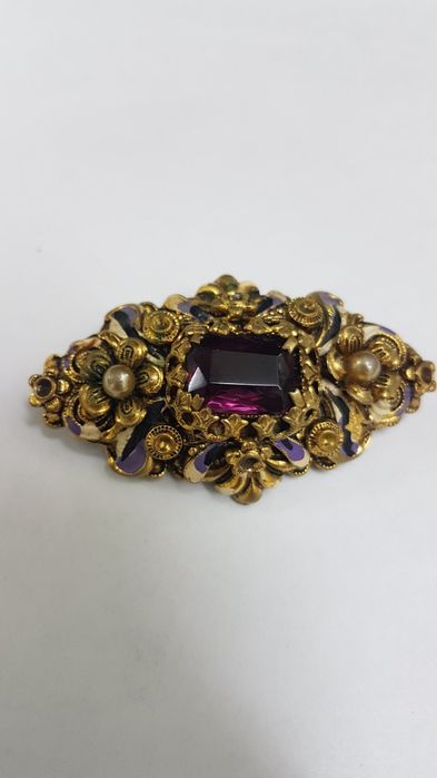 Брошка с лилав камък