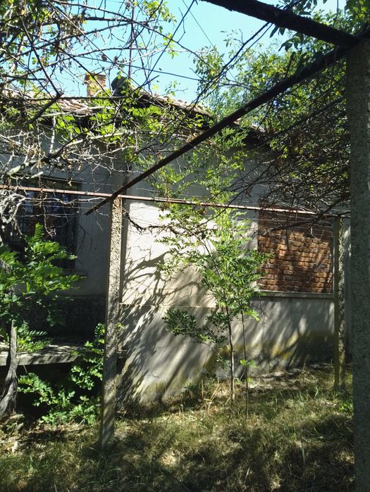 Имот подходящ за фотоволтаици - Къща с 1 500 кв. м. двор