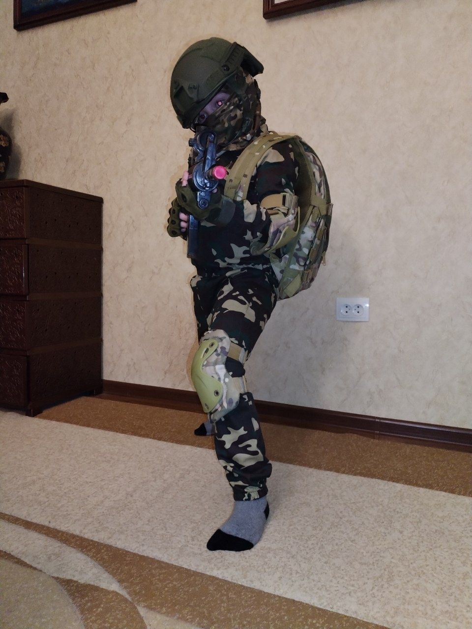 Шлем каска форма военаая Китай пластикновые