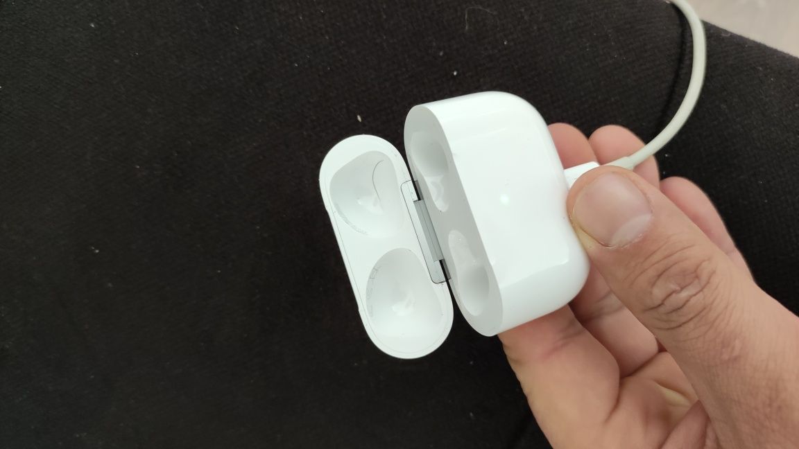 Продам оригинал кейс от Airpods 3