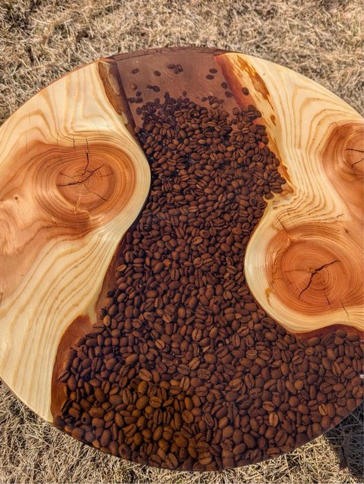 Стол из эпаксодной смолы.