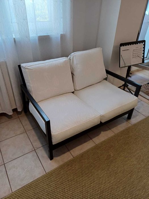 Canapea de doua locuri