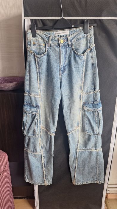Blugi cargo cu buzunare Bershka