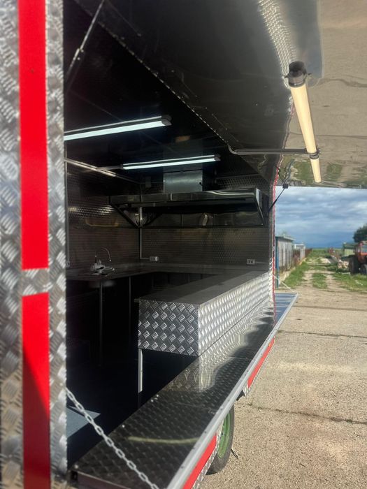 Изрботвам Каравани и търговски фургони за бързо хранене