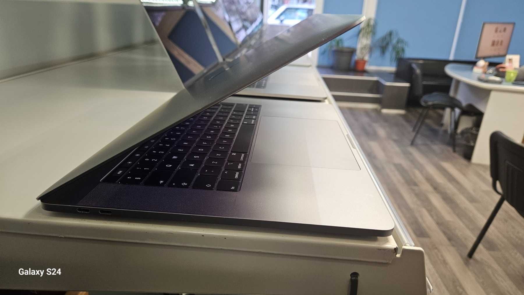 Лаптоп Apple MacBook Pro (15-inch, 2018,,A1990) i7-8750H 16GB 256GB