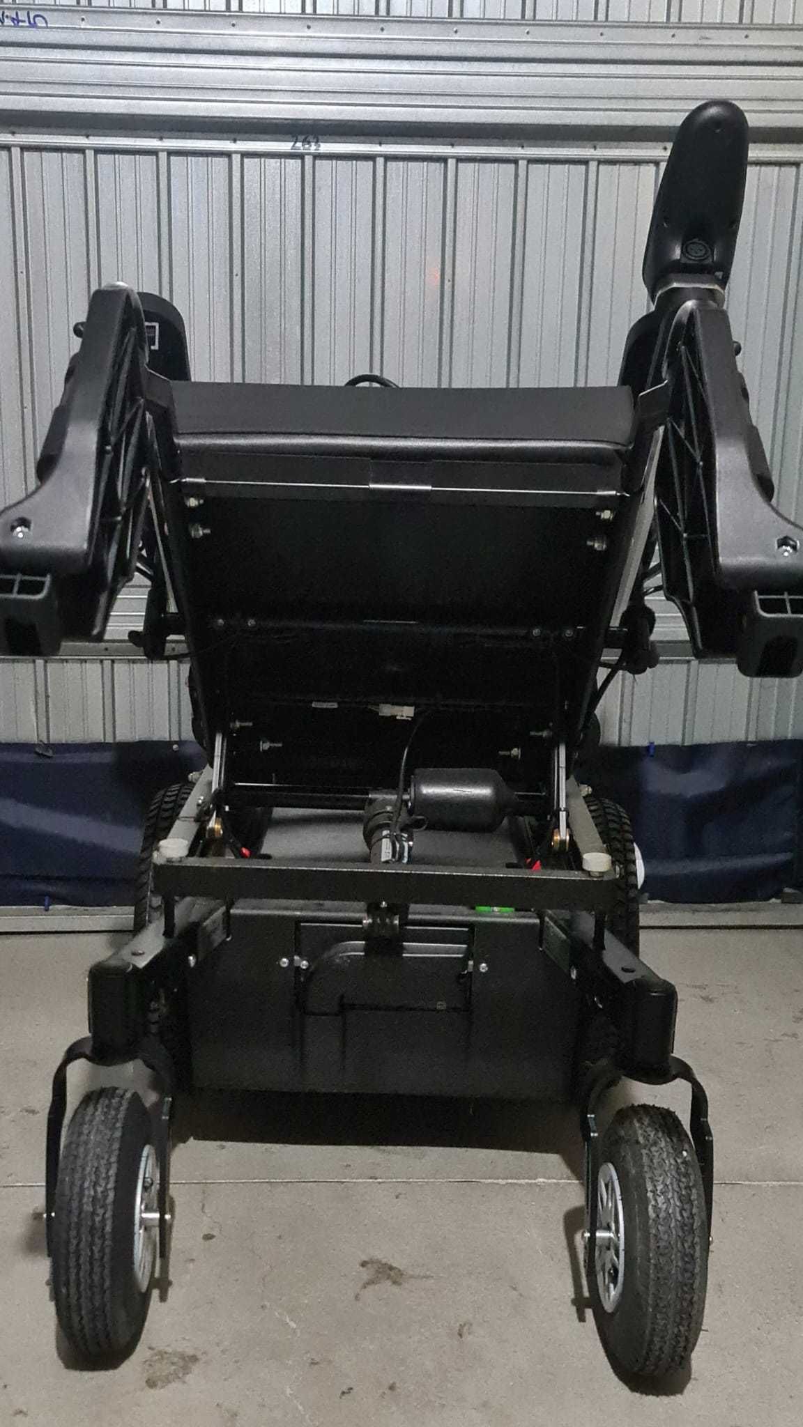 Carucior electric pt disabili batrani cu lumini si basculare 3750lei