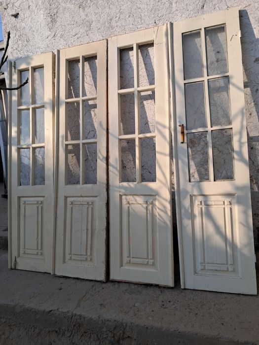 Двери с окнами продаю