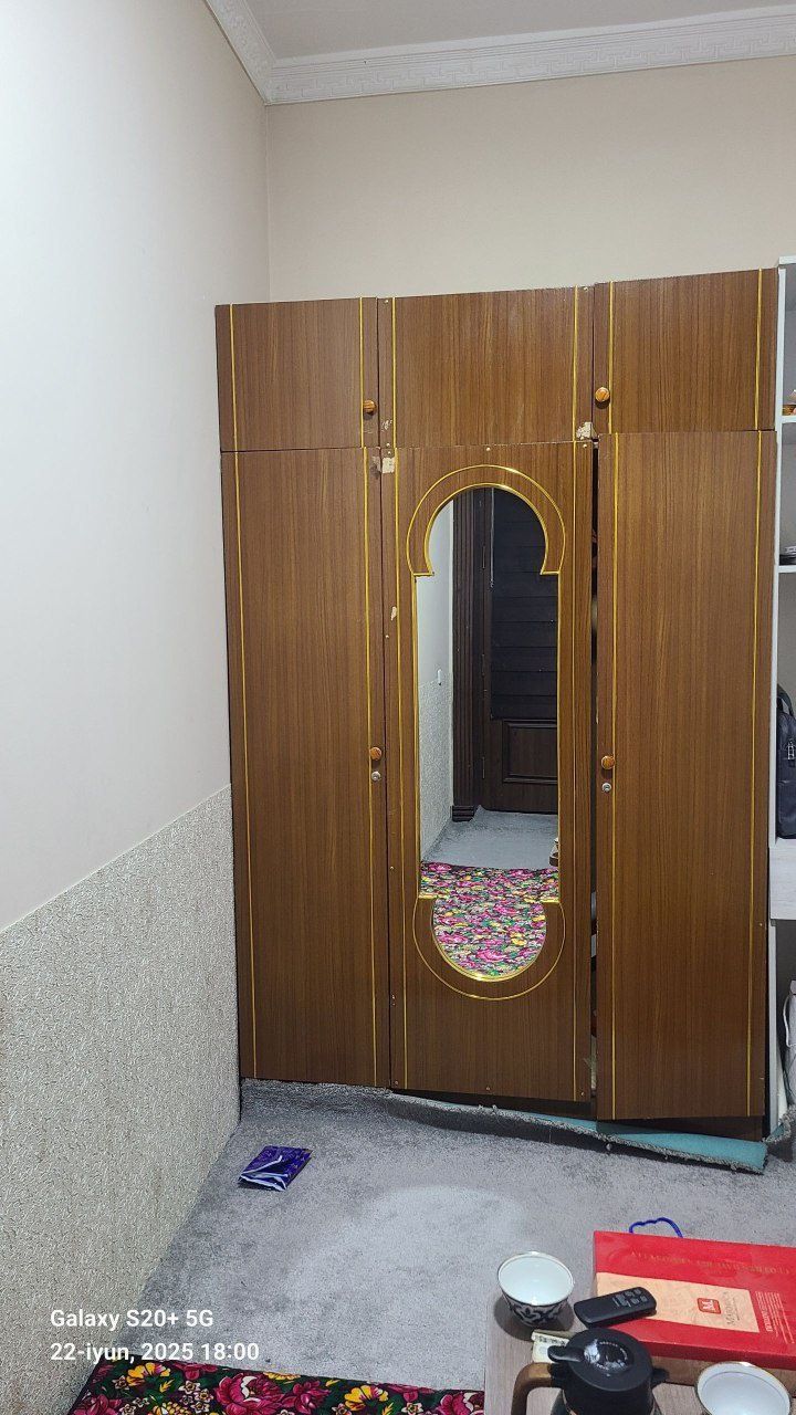 Yangidek shkaf sotiladi