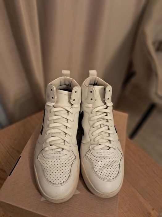 Vând adidași VEJA albi