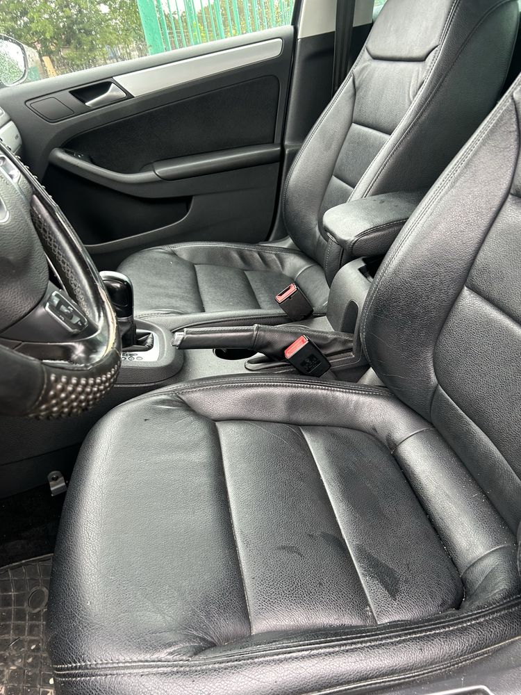 Interior piele, scaune față și banchete spate  Volkswagen Jetta 2014