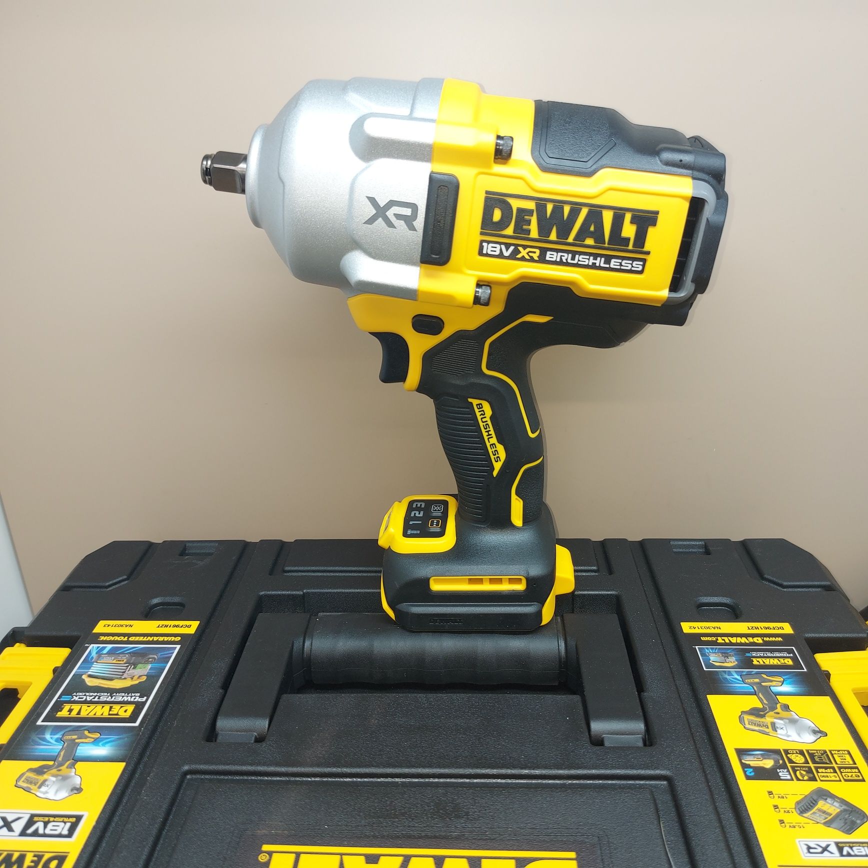 ПРОМОЦИЯ.Акумулаторен гайковерт Dewalt DCF961NT