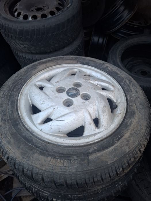 Vand roata aliaj  R 14 fiat punto are anvelopa 265 70 14 iarna buna