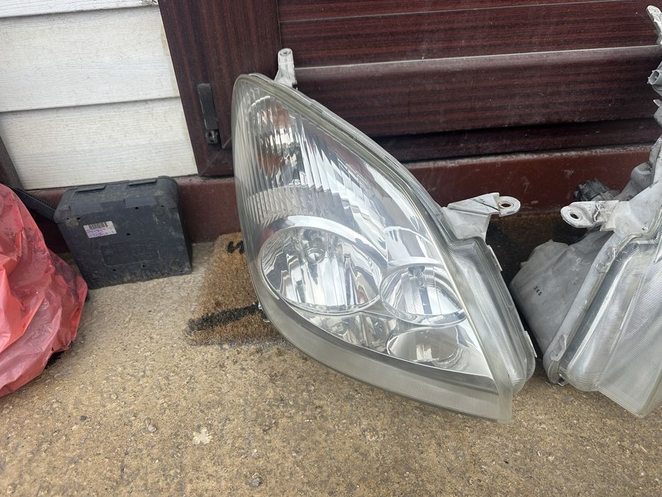 Фар/Фарове за Тойота Корола Версо 2001-2004г!