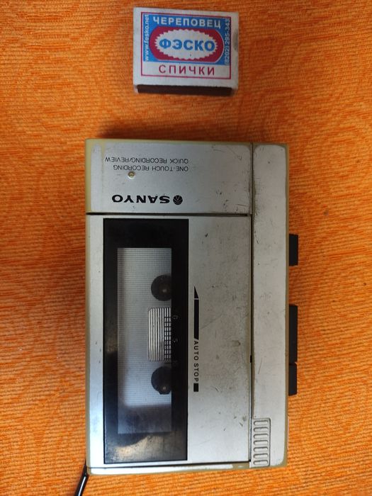 Магнитофон "SANYO".