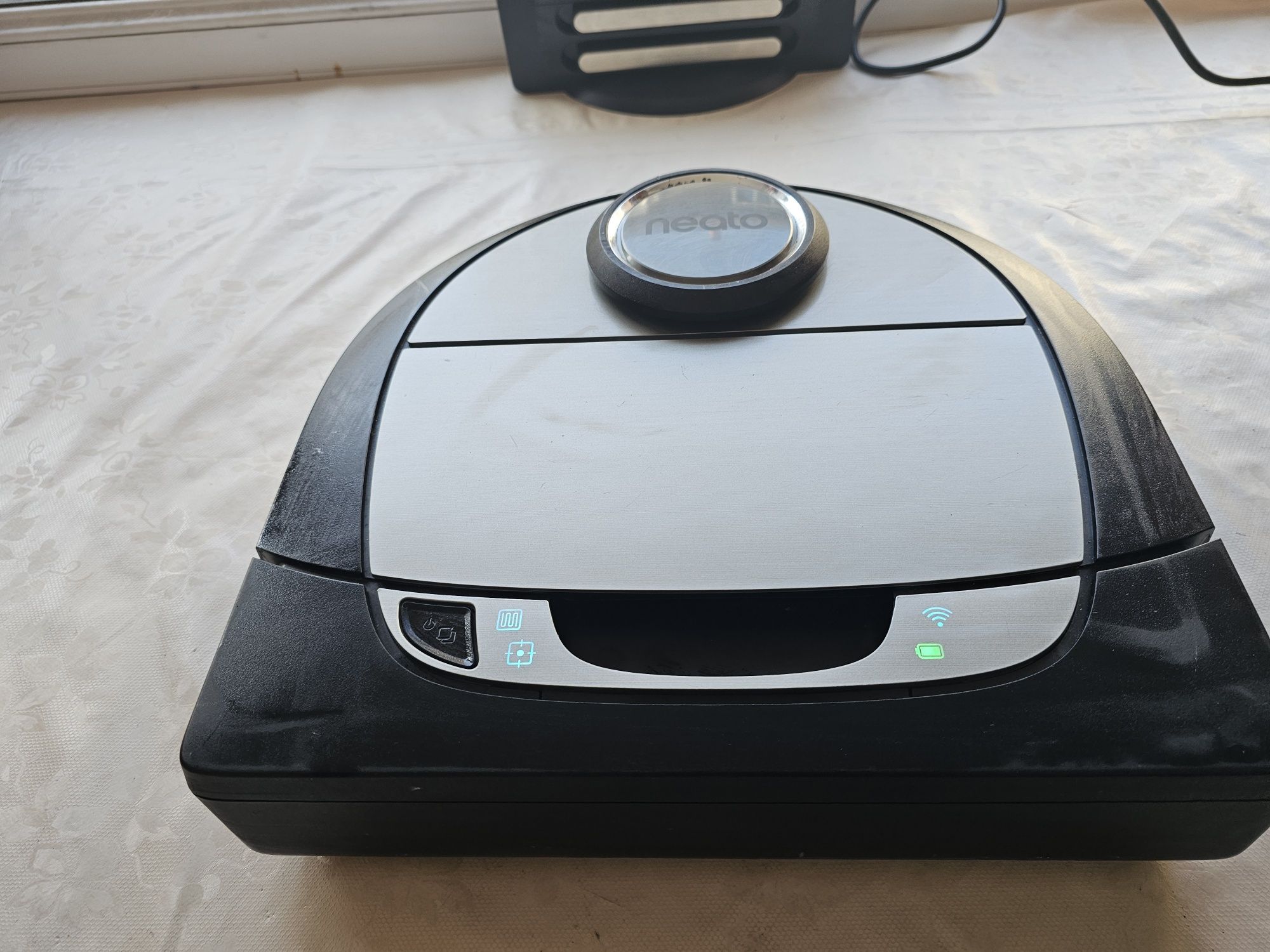 Робот прахосмукачка Neato D7