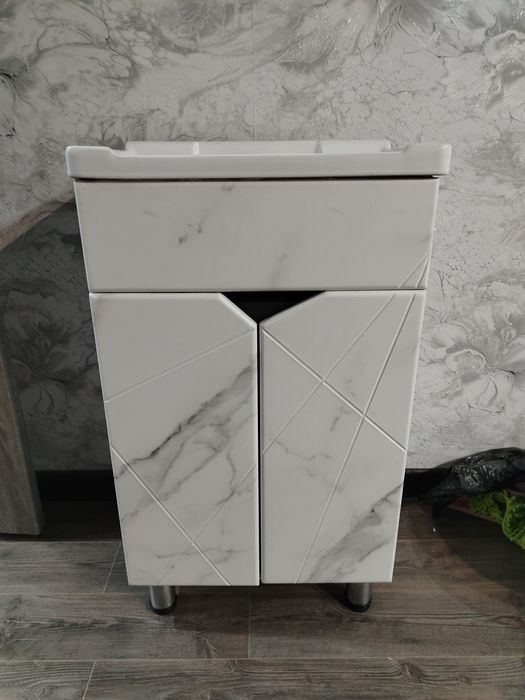 тумба с раковиной.