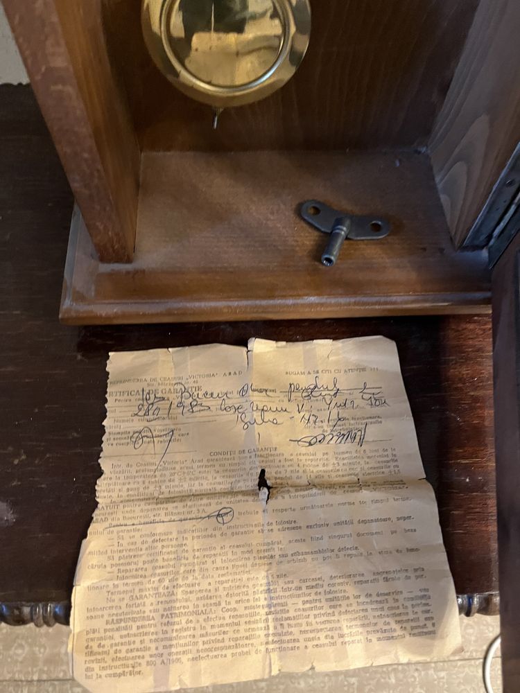 Ceas vechi, Pendula de perete cu certificat de garanție și cheița