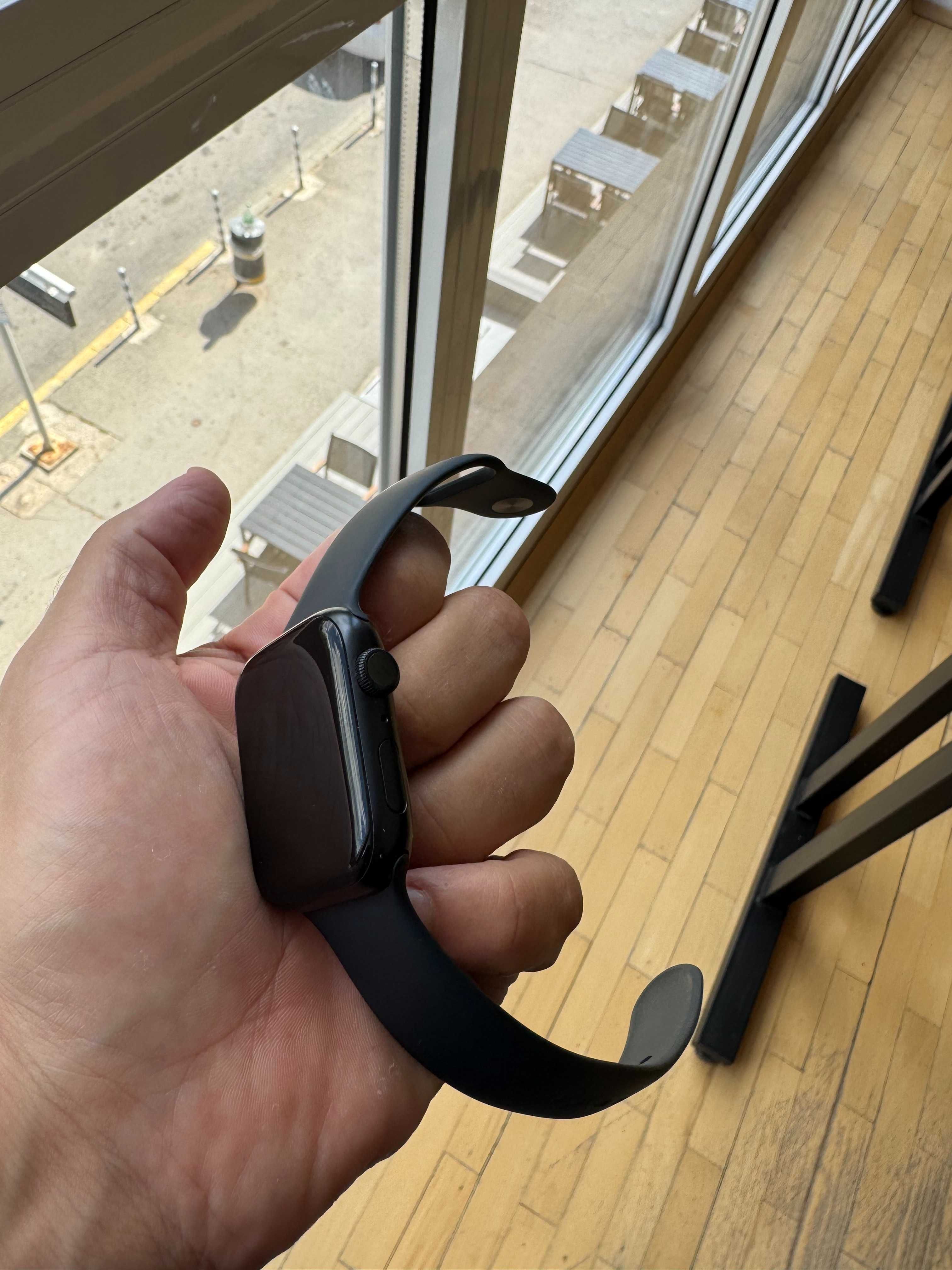 Продавам - Apple Watch Series 8 45mm Aluminum