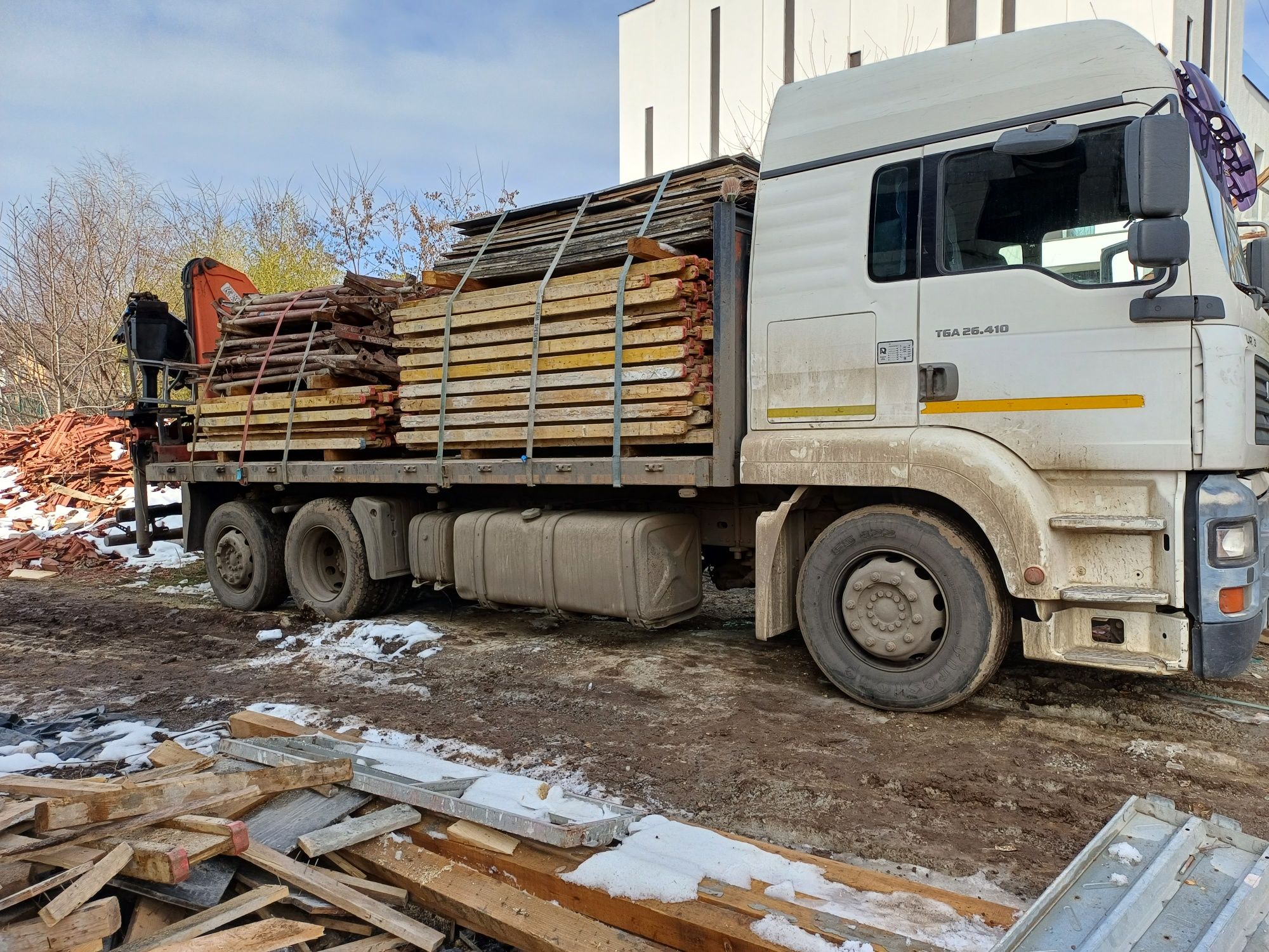 Transport  camion cu macara