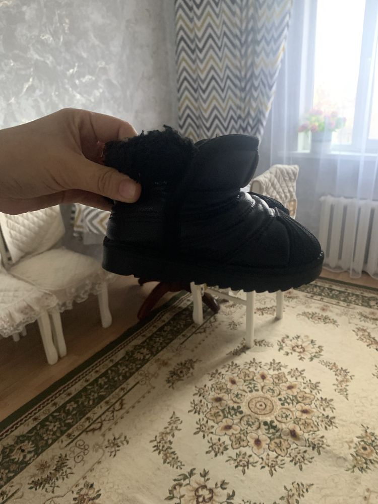 Продам детскую обувь