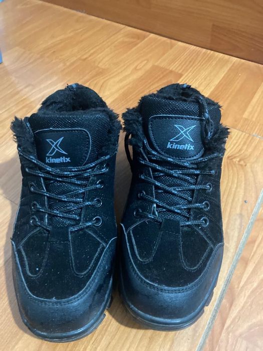 Продаю зимние кроссовки