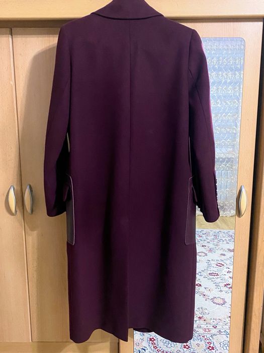 Пальто бардового цвета