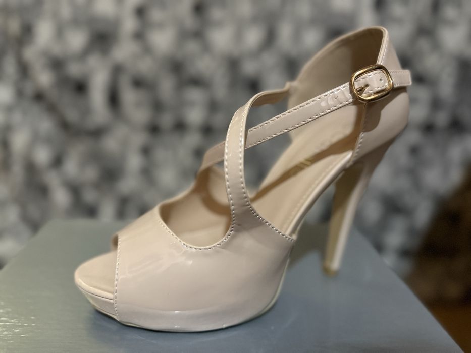 Sandale cu platforma