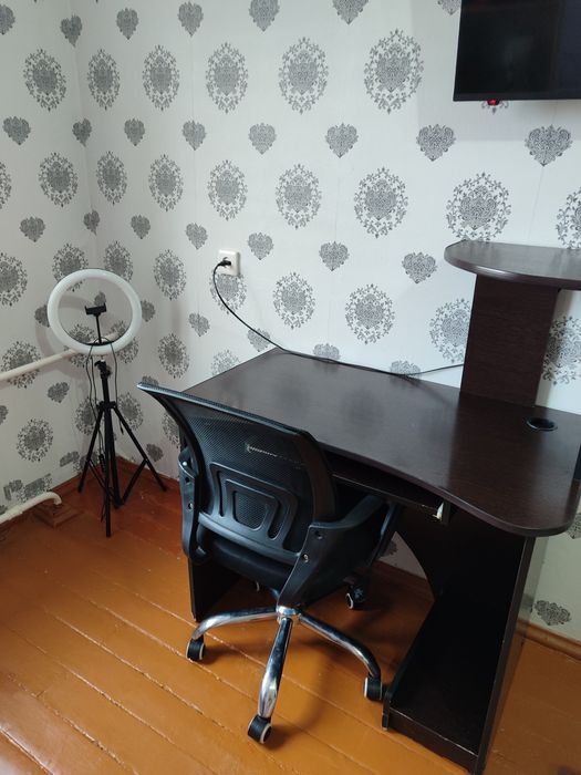 Продам компьютерный стол парта состояние хорошее.