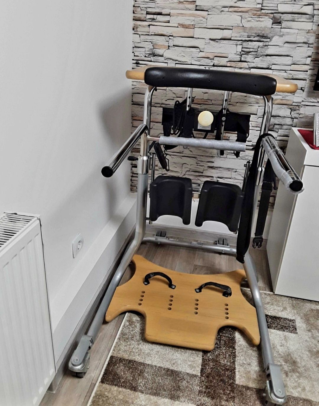 Verticalizator acționat electric pentru  persoane cu dizabilități tetr