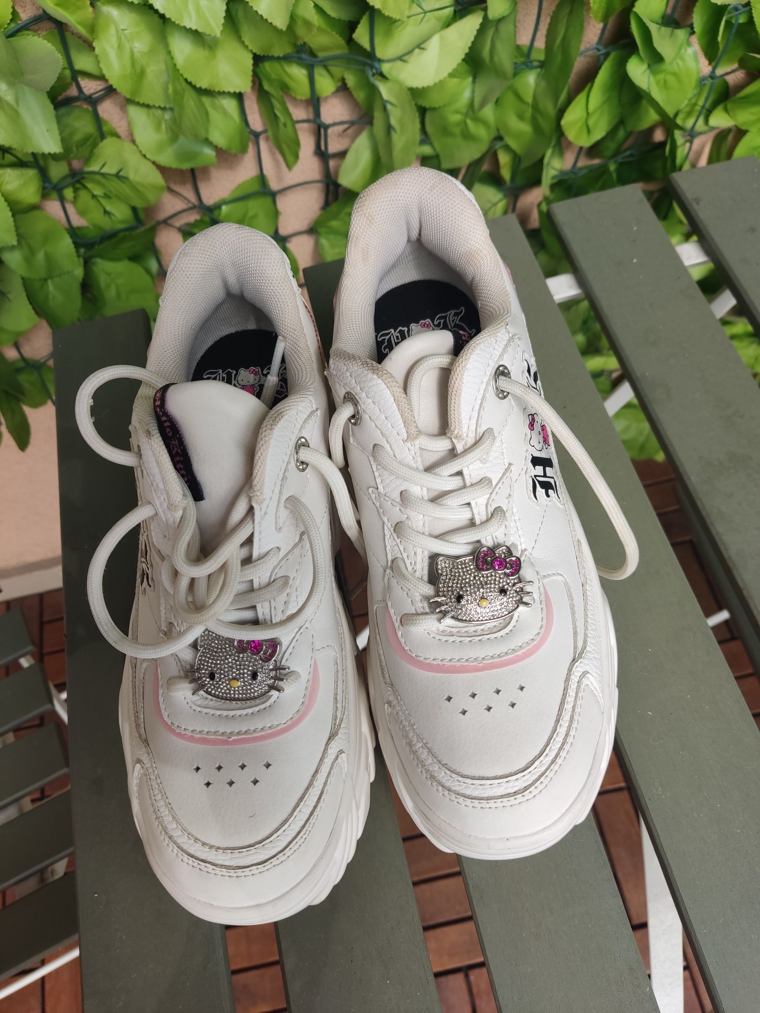 Adidadsi Bershka marimea 37 Hello Kitty