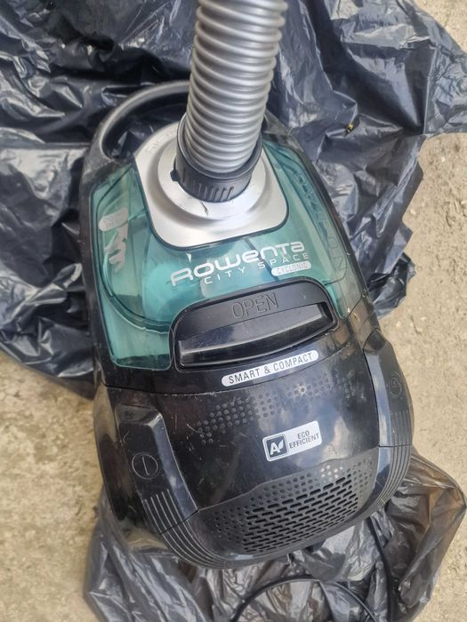 Aspiratoare in stare perfecta de functionare cu recipient si filtru