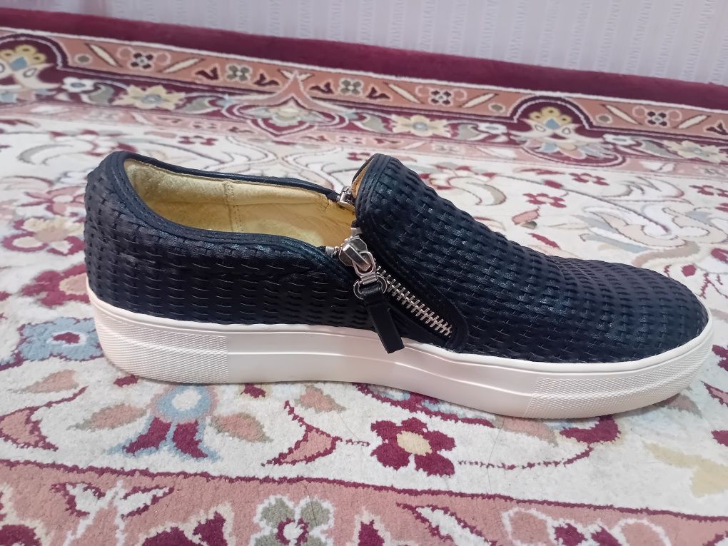 Продаю в хорошем состоянии мокасины кожа