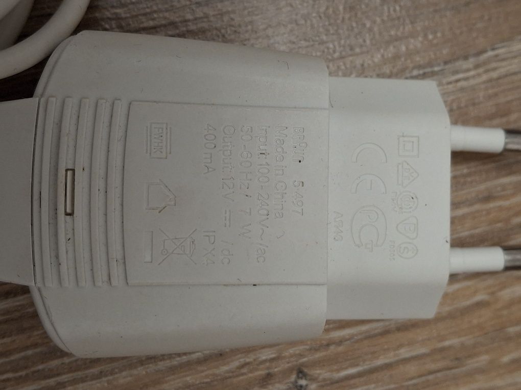 Скрабер аппарат для чистки лица и эпилятор Braun.