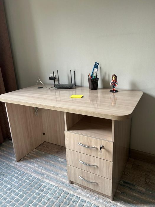 Стол офисный.