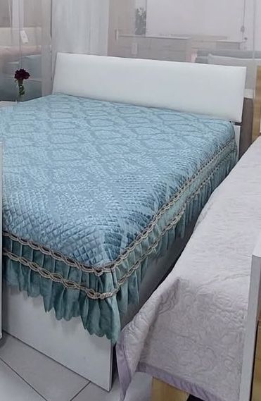 Кровать и прикроватные тумбочки