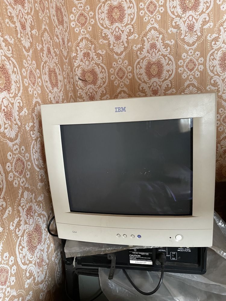 Стри работещи телевизори