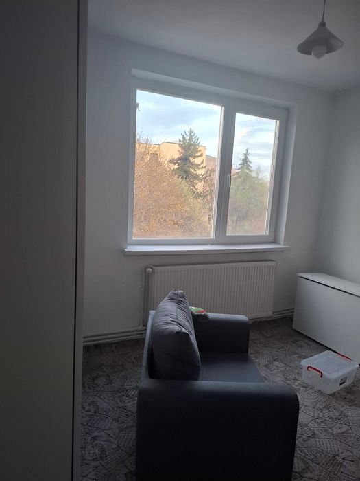 Apartament cu 3 camere, decomandat, etaj 2, zona centrala