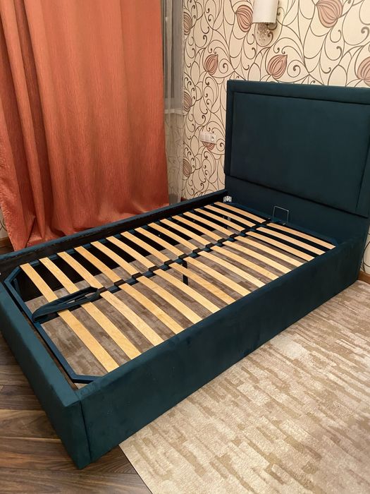 кровать с матрасом
