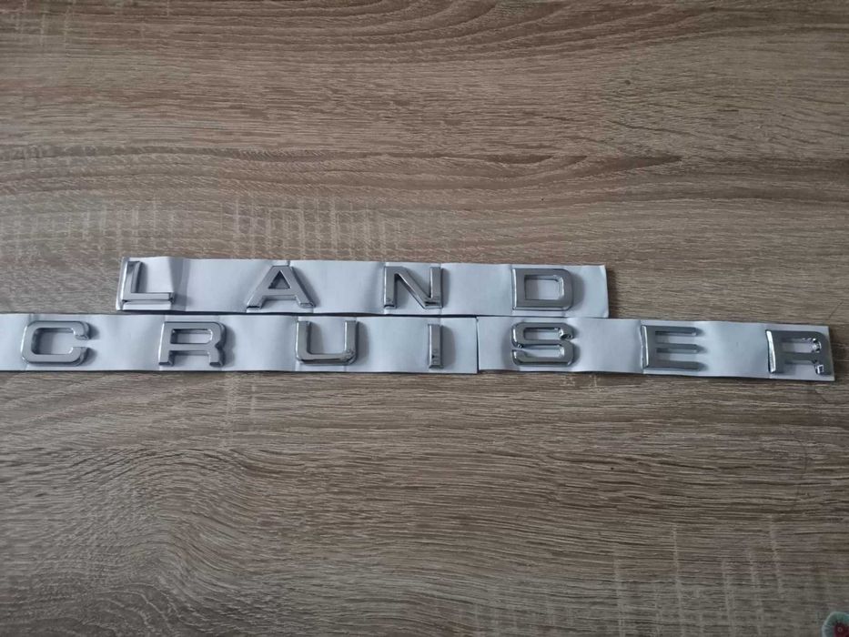 Toyota Land Cruiser сребрист надпис лого