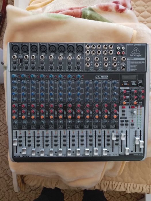 Behringer XENYX QX2222 USB 22 канален миксер.