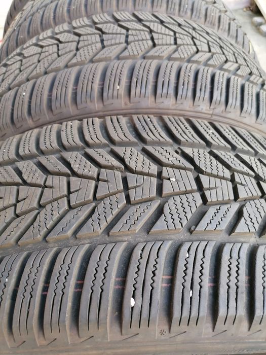 Vând 4 anvelope iarnă hankook 225.55.18