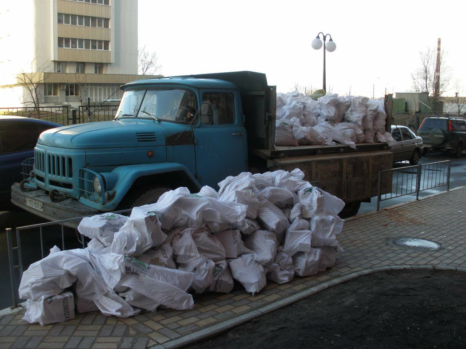 Вывоз строительного мусора ТБО Газель Грузчики демонтаж снос дом Зиль