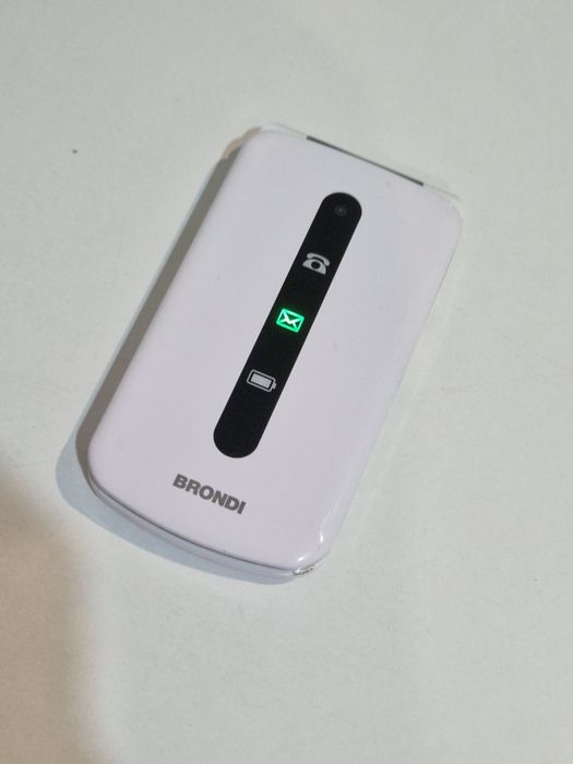 Telefon cu clapeta cu butoane mari și display destul de generos